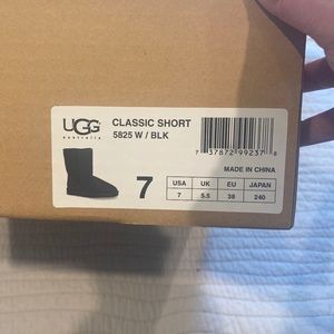 Classic short uggs in black